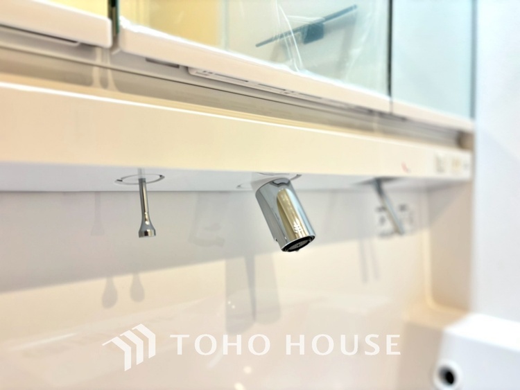 洗面 気持ちの良い朝をつくりだし、夕方には笑顔を取り戻させてくれるミラー。パウダールームはいつでも本来の自分を取り戻せる空間。明るく仕上げてあります。