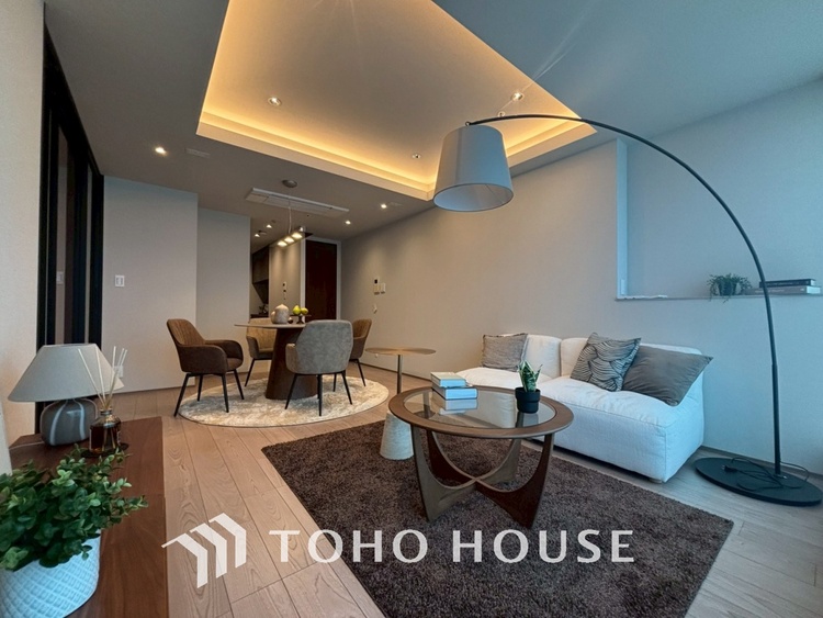 内装 忙しい朝でも、しっかり家族が揃って食事をして頂けるゆとりある大きさのダイニングスペース。リビングと和室の続き間は急な来客時になど使い勝手が良いです