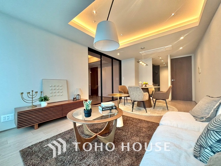 内装 居心地のいい暮らしには欠かせない眩い採光。ゆったりとした幅の窓からこの空間に降り注ぐ採光が絶えない。明るいリビングこそ居心地のいい暮らしが待っているのだと思う。