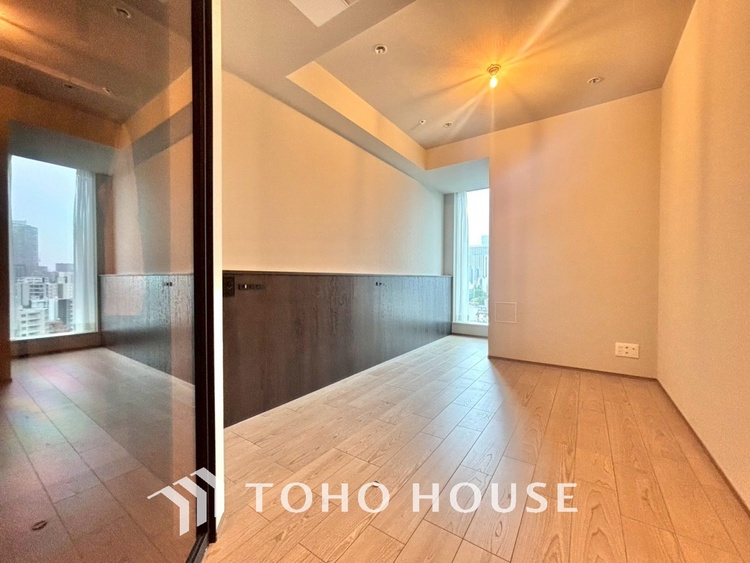 内装 風の通り道。舞い込んでくる風が優しく躍り、室内に爽やかな空気を運んでくる。そこに季節の息吹を感じて、いまがどんな季節なのかを実感する。