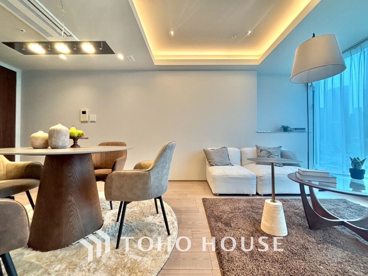 内装 ◆サンサンと◆差し込む太陽の光がこのリビングに笑いをもたらす。ソファの上のクッションがポカポカした暖気にぬくぬくと微睡んでいる。