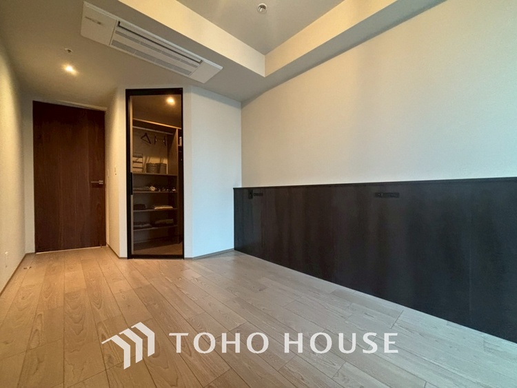 内装 使いやすく、明るい洋室に仕上がります。子供部屋や趣味のお部屋にご利用できます。ご自身で家具などを配置し、素敵な空間を創り上げられます。