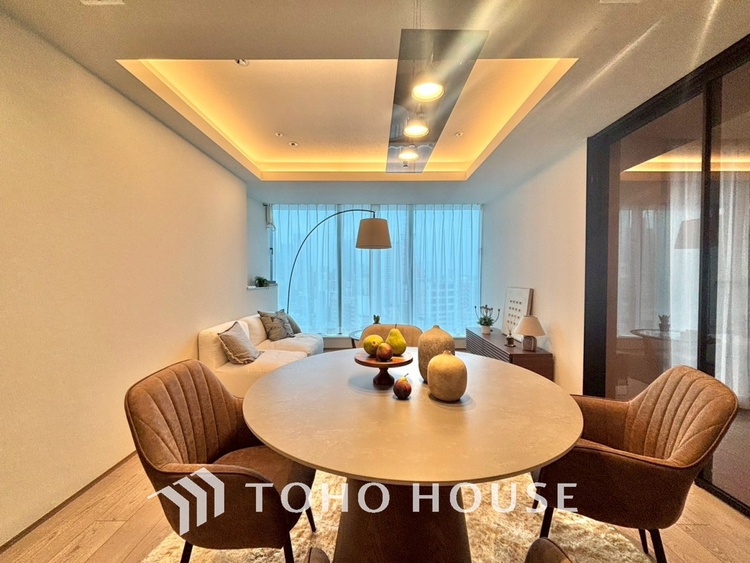 内装 ◆瀟洒な空間◆落ち着きのある彩が見事に調和させた瀟洒な空間を演出。ここに集まる家族の会話と笑顔が絶え間なく続く幸せな空間。