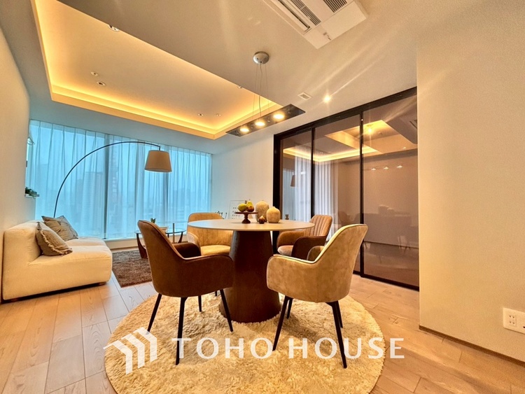 内装 ここはみんなが集い、食事と楽しい会話が始まる場所。話に夢中になりすぎて、ついつい時を忘れ、夜半過ぎになってしまう。そんな束の間の幸せを感じさせてくれます。