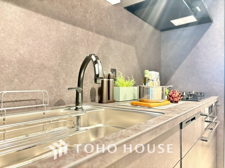 キッチン 手元の収納から、足元の収納までが全てスライド式で、奥のスペースまで有効に活用できます。奥まで上から見渡せるので、たまにしか使わない調理器具もサッと取出せます。