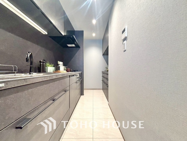 キッチン ◆愛育◆キッチンは家族の絆を育む大切な空間。シンプルで使い易いSystemKitchenで愉しく作る料理は愛情のある美味しいご馳走に。家族で使える広々としたダイニングキッチンです。