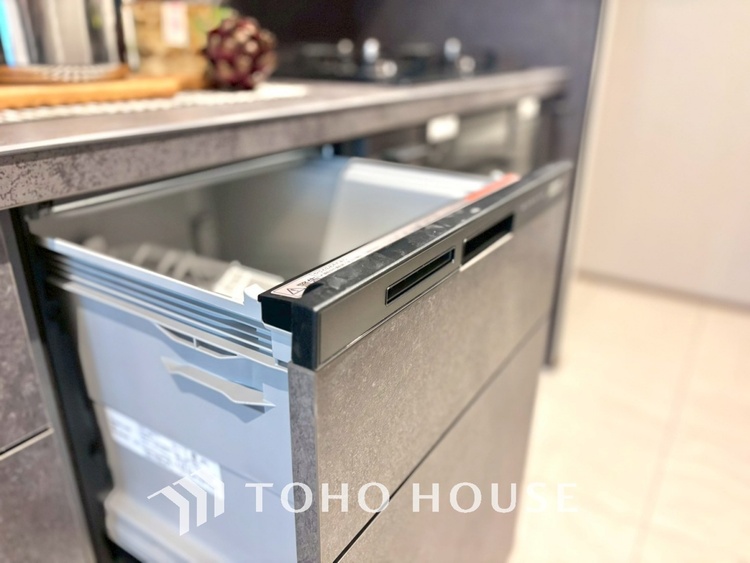 キッチン キッチンは家族の絆を育む大切な空間。シンプルで使い易いシステムキッチンで愉しく作る料理は愛情のある美味しいご馳走に。家族で使えるダイニングキッチンです。