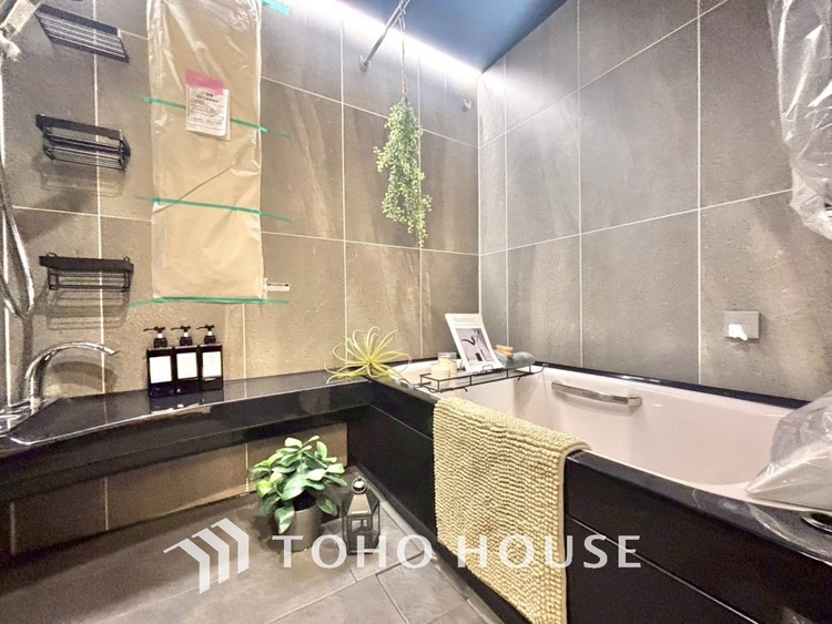 風呂 【浴室】《一日の疲れを落としてくれる場所は、落ち着く場所でなければならない》　高級感溢れるカラーと大きさ・柔らかな曲線で構成された半身浴も楽しめるバスタブが心地よさをもたらします。