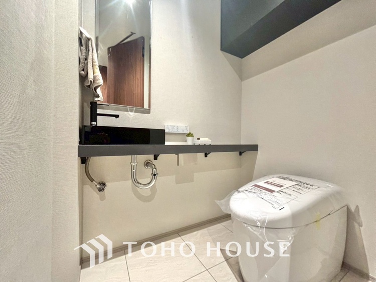 トイレ 清潔感あるホワイト調のクロスと温もり溢れるモダンカラーの床材が見事に調和した本邸宅は、毎日の生活を少しでも快適に過ごして頂ける様に落ち着いた雰囲気作りから行っています。