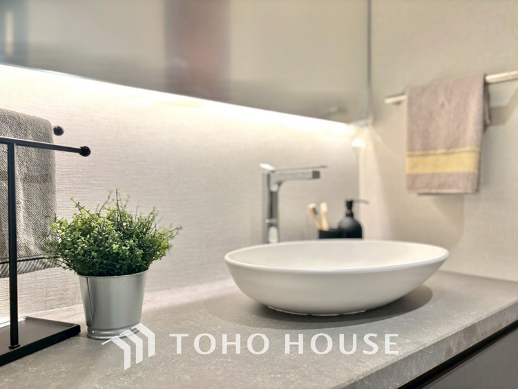 洗面 気持ちの良い朝をつくりだし、夕方には笑顔を取り戻させてくれるミラー。パウダールームはいつでも本来の自分を取り戻せる空間。明るく仕上げてあります。