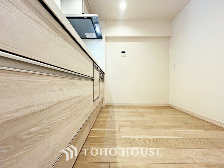 キッチン 【KITCHEN】◆ワクワク◆開放的で機能性も高いシステムキッチン。お子様は毎日のご飯にワクワク！