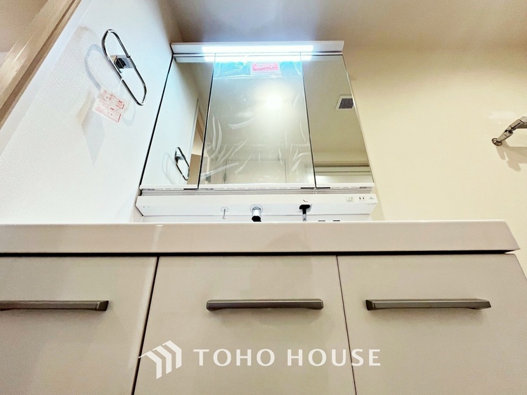 洗面 【WASHROOM】◆快適◆煌びやかな暮らしの中にも忘れたくない快適さ。大きな収納が助けてくれます。