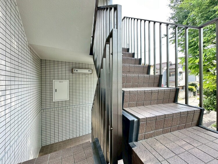 その他 共用部の階段です。明るく清潔に管理されています。