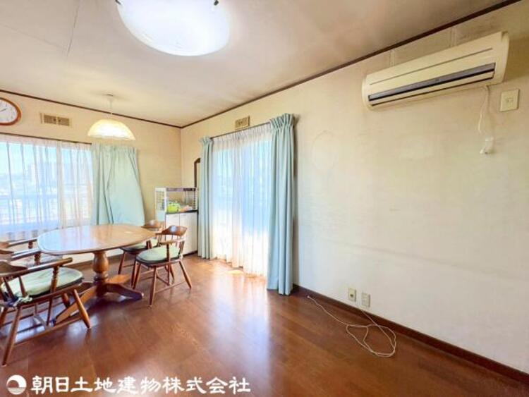 居間 周辺には高い建物がないので風通しにも恵まれています