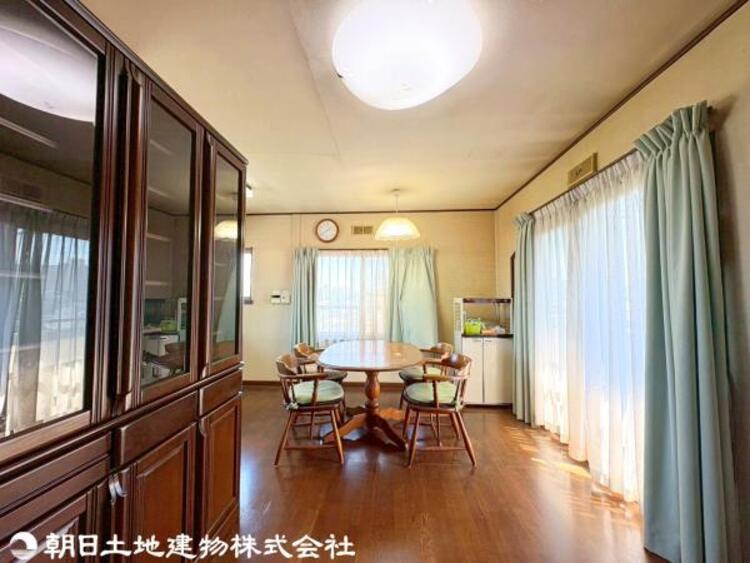 居間 良好な住環境を守る、第一種低層住居専用地域に立地。自然と優れた都市機能を享受する魅力あふれる住環境