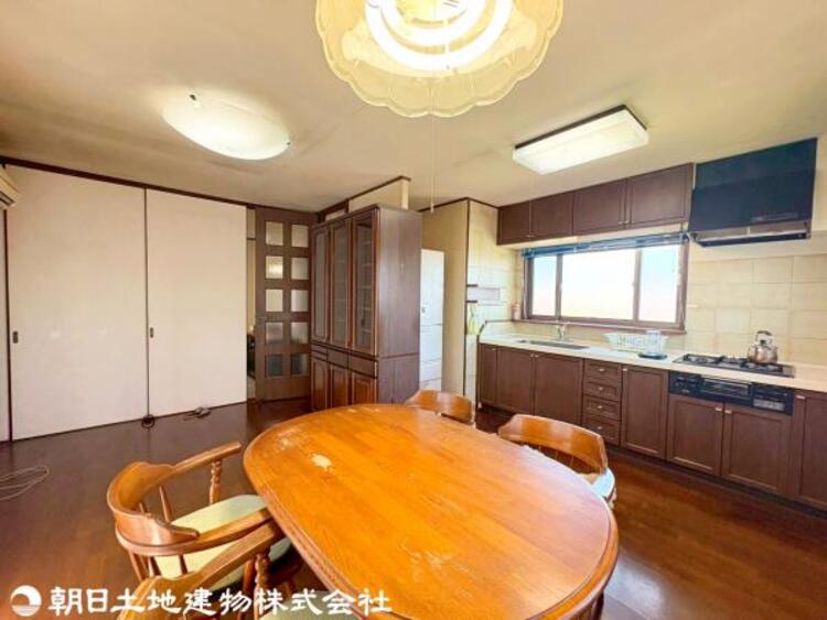 居間 近隣に公園が点在、小さなお子様とも過ごしやすい穏やかな住宅街です。