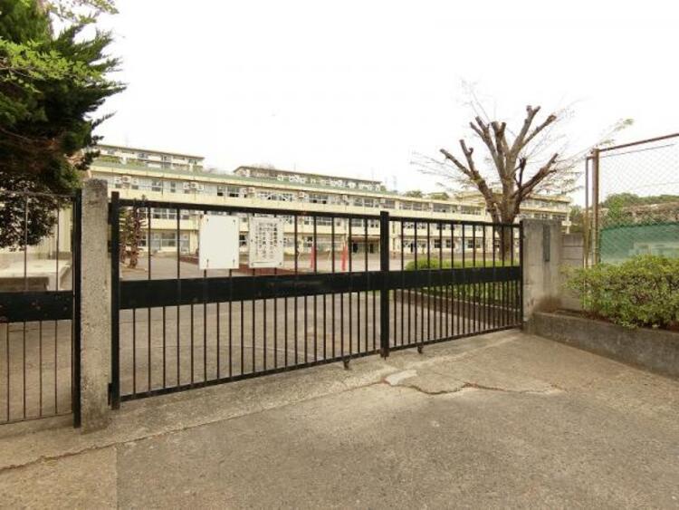 周辺 鶴川中央小学校(仮校舎・旧鶴川第三小学校)まで約2200ｍ