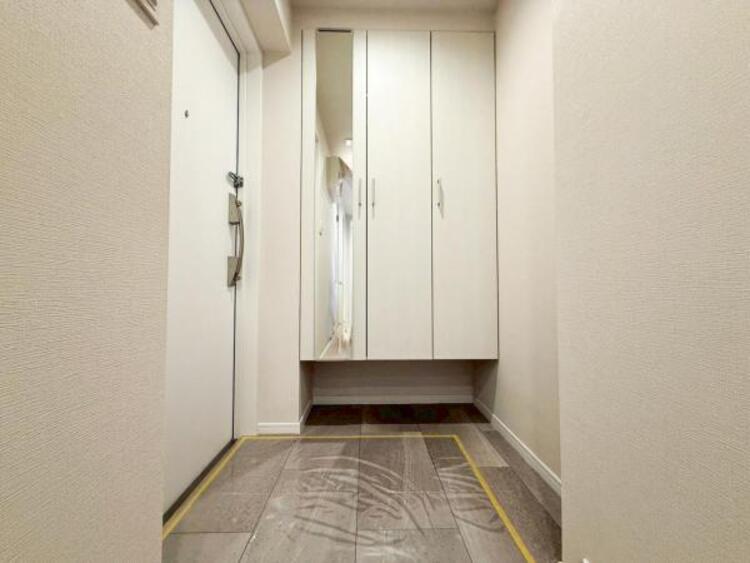 その他 【玄関】明るく広い玄関には収納力に優れたシューズボックス。　靴をスッキリと整頓することができます。 