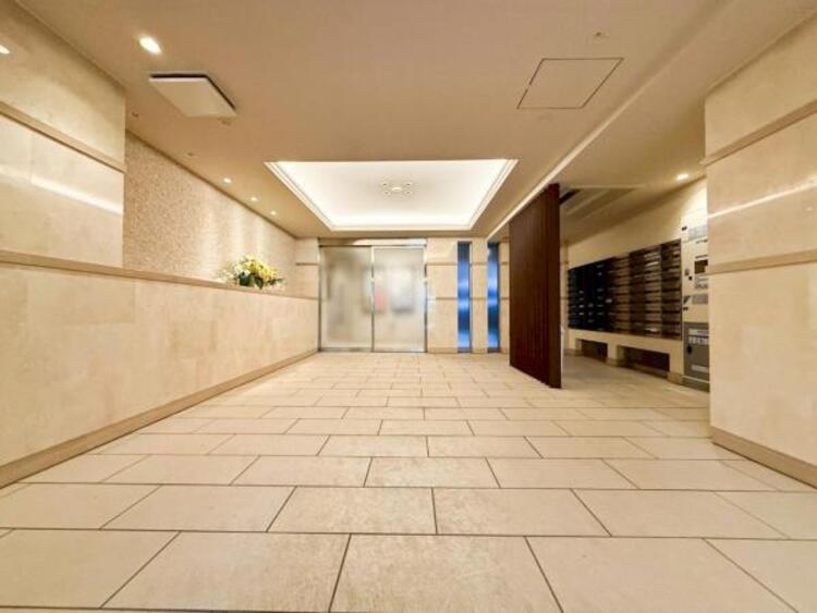 その他 【エントランス】重厚感の溢れるエントランスはマンションの顔！帰宅時、来客時に誇れる空間を演出します！ 