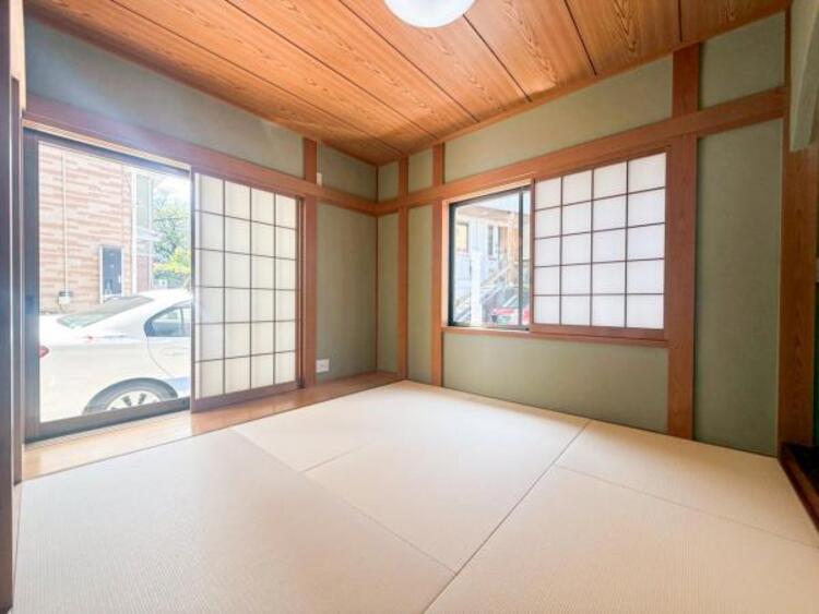 内装 陽光がたっぷりと取り込め大きな窓で広々と安らげる快適空間です窓からの眺めは気持ち良い解放感ある光景！おだやかな寛ぎを届けるお部屋で、趣味などの時間も充実した時間をアイデアや工夫次第で過ごせそうですね！ 