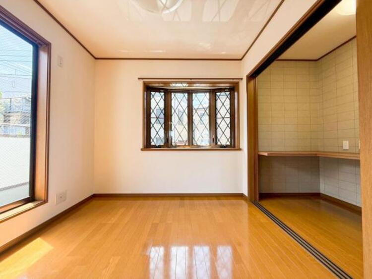 内装 採光を確保した明るい室内は風通しも良く穏やかな時が流れます！様々な生活スタイルにも対応可能な間取り。採光もアクセントの一つとして。この明るい好みの空間で読書をしたり、音楽を聞いたりと一人の時間も充実！ 