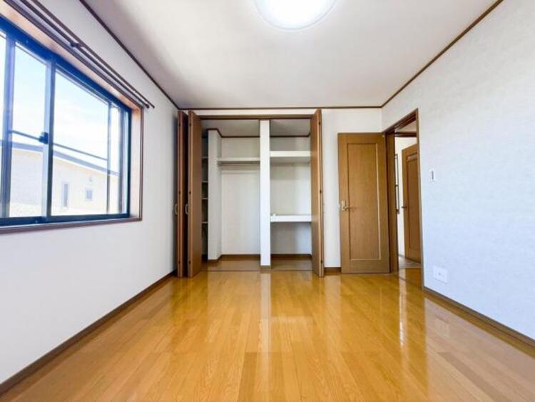 内装 自分の時間を充実させながら心豊かにできるプライベート空間！！穏やかな寛ぎを届ける仕様のゆとりある居室。個室のお部屋が欲しいという要望に応える設計で、過ごす時間が長くてもゆったり落ち着いて過ごせそう！！ 