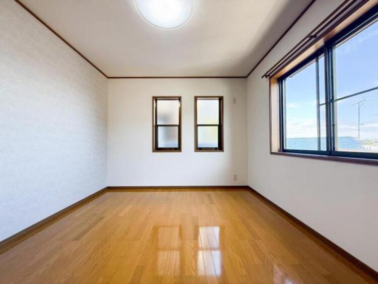 内装 居室はひとり時間を過ごせる安らげるお部屋として活用できます！収納スペースあり！荷物が多くても十分！！ベッドや勉強机、テレビなどを置きたい場合におすすめ！！過ごす時間が長くてもゆったり過ごせそうですね！ 