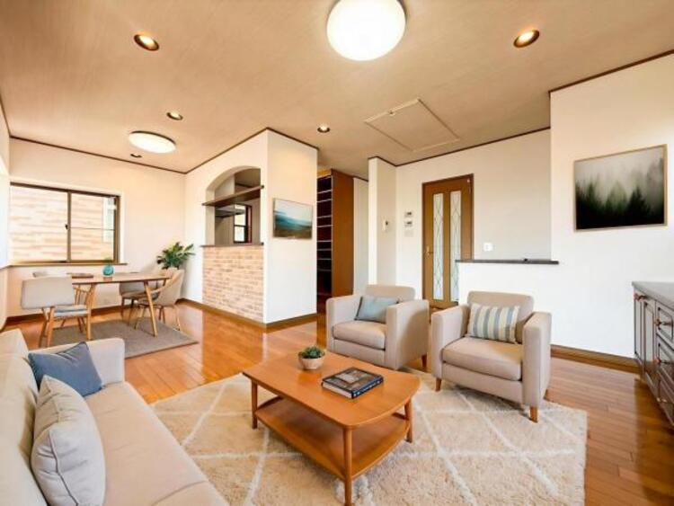 居間 家族の会話や笑顔が行き交うリビングで、子供を走り回らせたい。ダイニングテーブルでゆったり食事を堪能。光と風が溢れる開放的なリビングダイニングには、くつろぎの空間を生み自然と家族みんなが集まってきます 