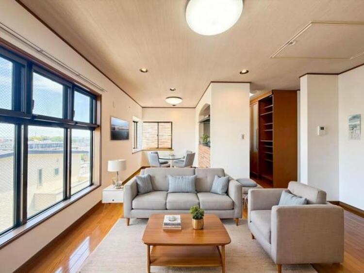 居間 お天気が晴れの日は照明をつけなくても充分明るいリビングです！どこか落ち着きのある広々とした内装です！皆で過ごす空間が、目に浮かんでくる様な優しいリビングダイニングです！くつろいだり楽しい時間を是非！ 