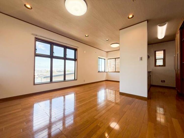 居間 リビングにあふれる採光と心地よい風のつどう調和された空間！！生活を彩る充実した日々が過ごせそうです。家族の滞在期間が長くなることを予測して、設計士が思いと工夫をこらした自慢のリビングダイニング！！！ 