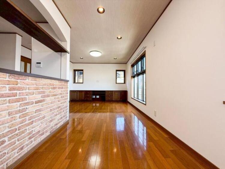 居間 開放感とプライベート感が見事に両立されたリビングダイニング！通常では相反するファクターがともにそろうと極上のくつろぎ空間が生まれます。だれにも譲りたくない至福の空間で過ごす日々は生活をより豊かにします 