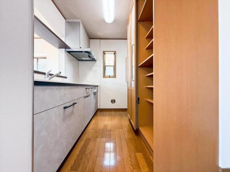 キッチン 【キッチン】リビングダイニングが見渡せるカウンターキッチン！　お料理をする人も開放感が心地いいです。 