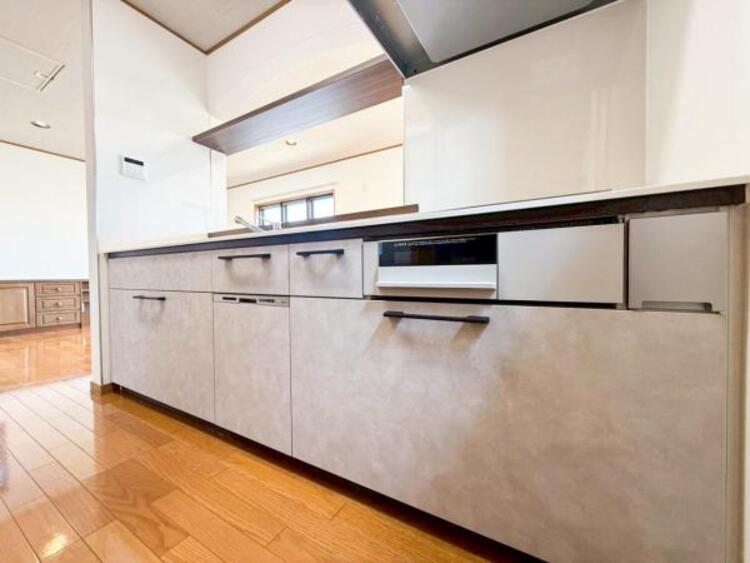 キッチン 【キッチン】広く取られたキッチンスペースはとても便利です。　自由にレイアウトがカスタマイズできます。 