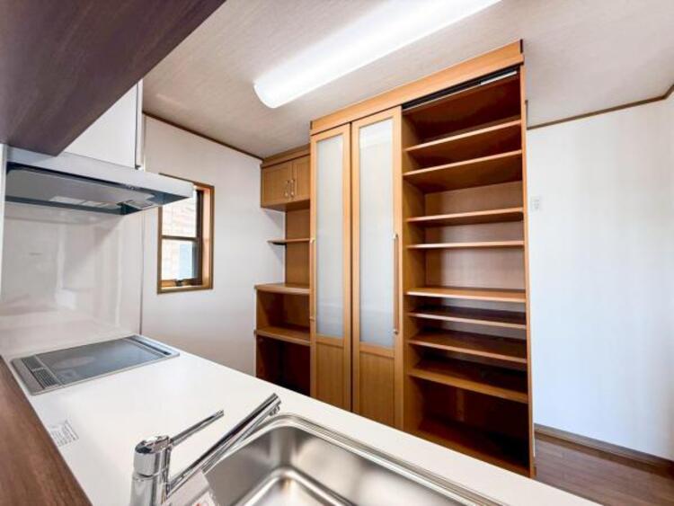 キッチン 【キッチン】最新のシステムキッチンは使い勝手が良好です。　　大容量のカップボードもとても便利です。 