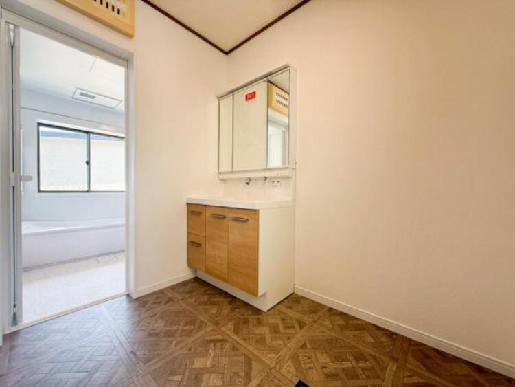 洗面 【洗面・脱衣所】使いやすい最新の洗面台にリフォーム済みです。ご入居時から気持ちよくお使いいただけます 