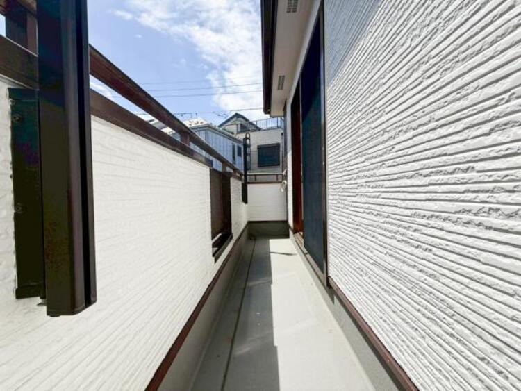 バルコニー 【バルコニー】太陽の光と爽やかな風でお洗濯物は気持ちいいです。 