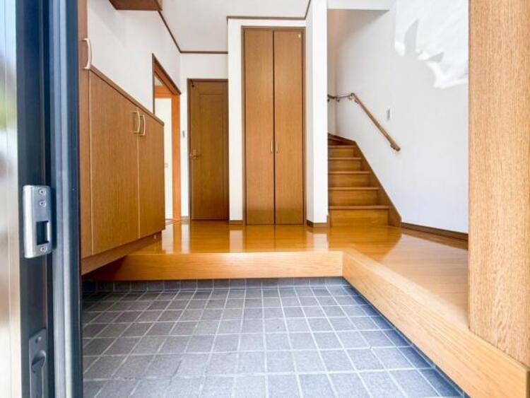 その他 【玄関】明るく広い玄関には収納力に優れたシューズボックス。　靴をスッキリと整頓することができます。 