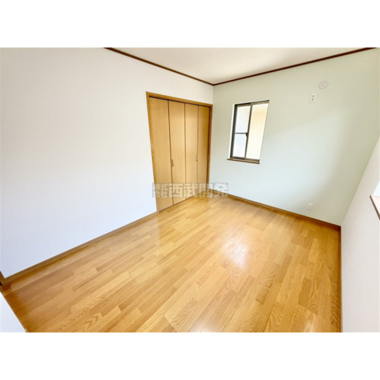 内装 洋服などをすべて収納して室内空間は広々快適