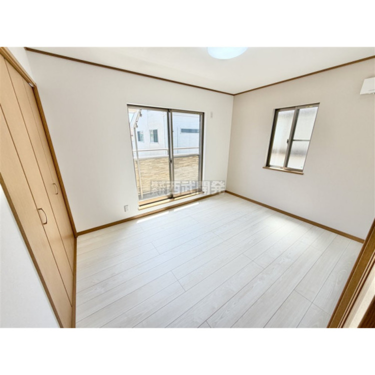 内装 洋室は日当り・通風ともに良好です。明るい部屋はそれだけで気分が晴れやかになりますね。