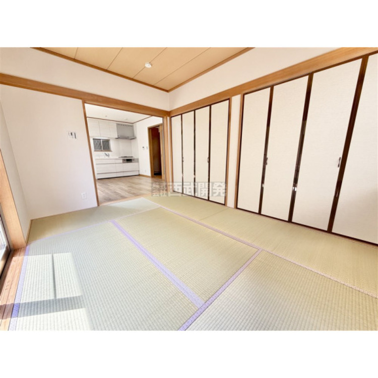 内装 一室はあると嬉しい和室。客間としてはもちろんのこと、小さいお子さんのプレイルームとして大活躍です。