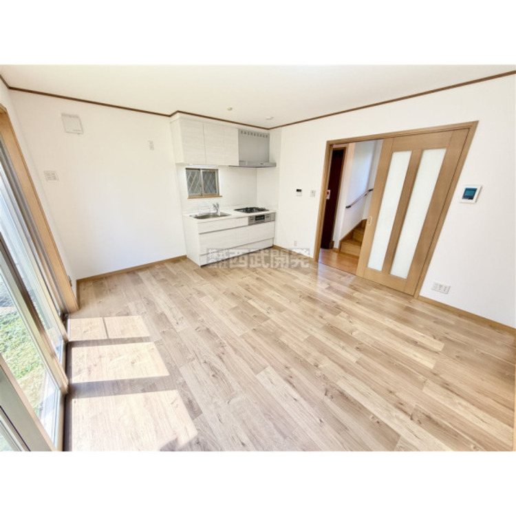 居間 リビングには太陽の光が射し込みます。家族が集まる場所だからこそ、明るい空間作りがかかせません。