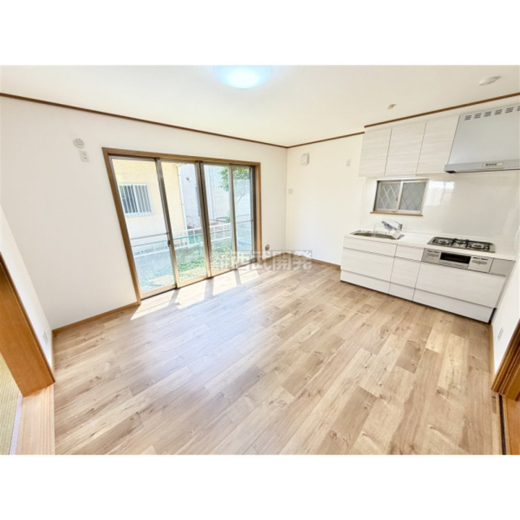 居間 和室と続いているLDK。小さなお子様がいらっしゃるご家庭でも、家事をしながら全体を見渡せるので安心です。