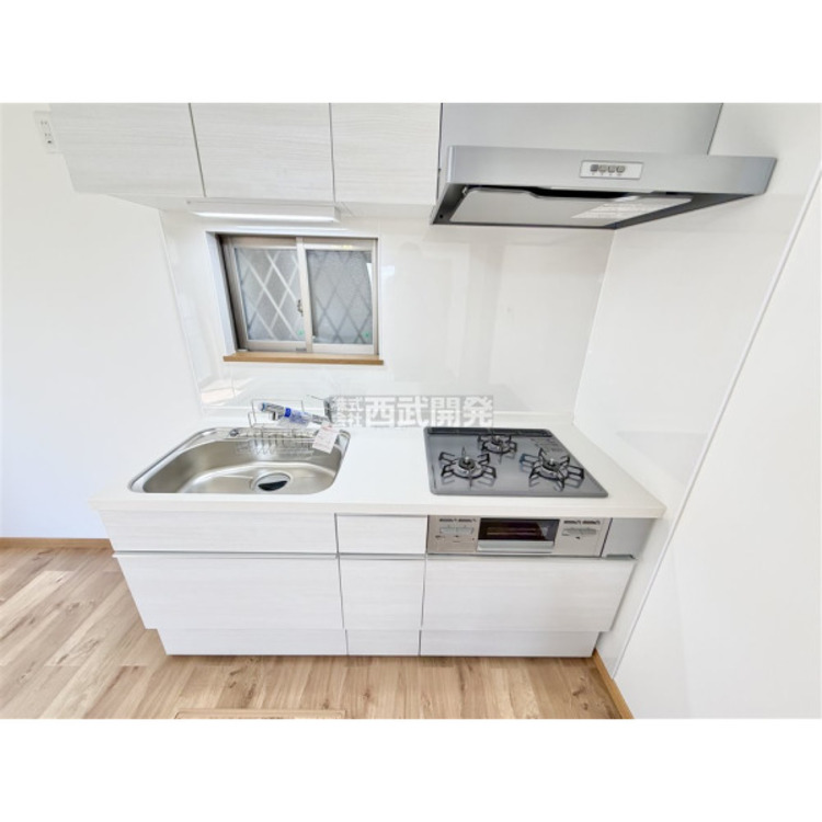 キッチン キッチンの蛇口には浄水機能が付いています。シャワーヘッドタイプなのでお掃除も楽になりますね。