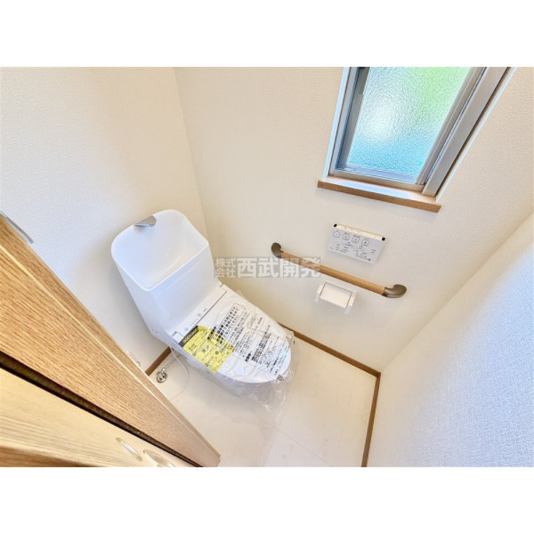 トイレ いつも綺麗に清潔に。洗浄機付きトイレです。もちろん窓も付いてるので空気の入れ替えも楽にできます。