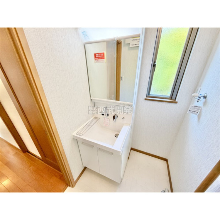 洗面 清潔感のある洗面化粧台で、朝の身だしなみをしっかりと。シャワーヘッドが付いているので、お掃除も簡単にできます。