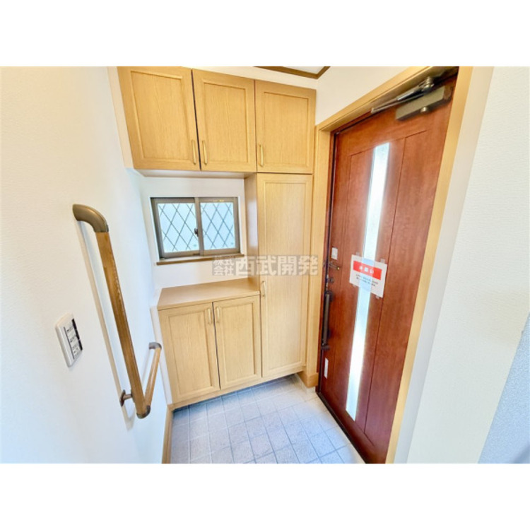 玄関 大きなシューズボックス。中の棚板は可動式なのでブーツや長靴なども楽々収納できます。