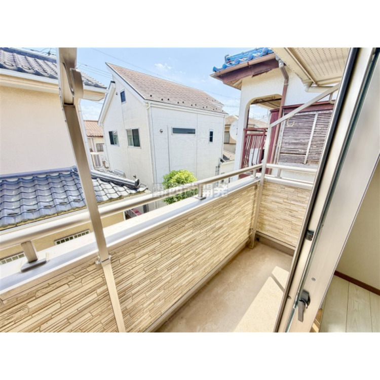 バルコニー 太陽の光が射し込むバルコニーは、洗濯物を干すのが楽しくなりますね。