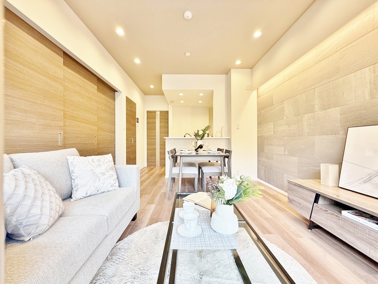 居間 忙しく過ぎゆく日常を置き去るほど、ゆったりした時間が流れるリビング。