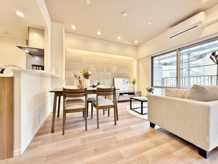 居間 居心地の良い空気感は、暮らしのステージを彩り、心からのやすらぎと満足感を与えてくれます。