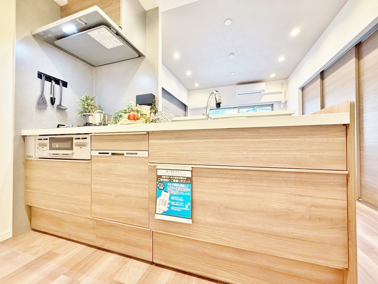 キッチン スマートな意匠と充実の機能を備えたキッチンが、暮らしにおいしい彩りを添えます。